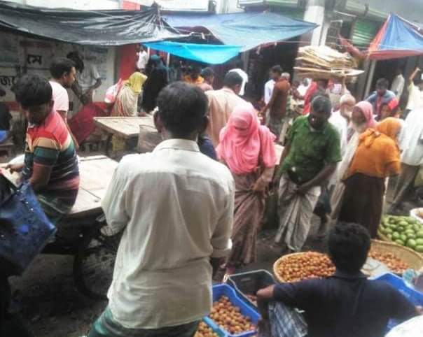 সিংড়ার বিলদহরে নিষেধাজ্ঞা উপেক্ষা করে চলছে হাটের রমরমা ব্যবসা