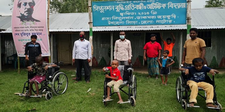 নাটোরের সিংড়ায় পিপুলশন বুদ্ধি প্রতিবন্ধী অটিস্টিক বিদ্যালয়ের ৪ টি হুইল চেয়ার প্রদান