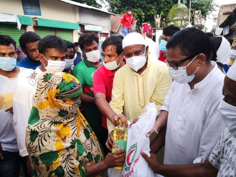 সিংড়ায় রেড ক্রিসেন্ট সোসাইটির পক্ষ হতে ত্রাণ বিতরন