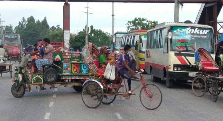 নাটোরের সিংড়ায় কোটি টাকার বাসস্ট্যান্ড ব্যাবহার না করে মহাসড়ক দখলে যানজট