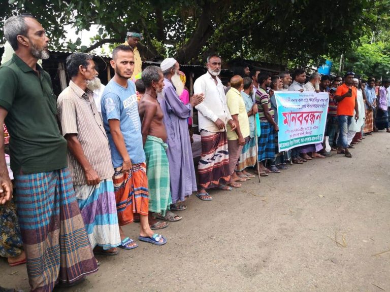 সিংড়ায় ক্লোজার বাঁধ অপসারণের দাবিতে মানববন্ধন