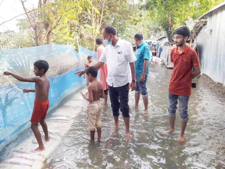 নাটোরের সিংড়ায় বন্যার্তদের পাশে উপজেলা চেয়ারম্যান শফিক