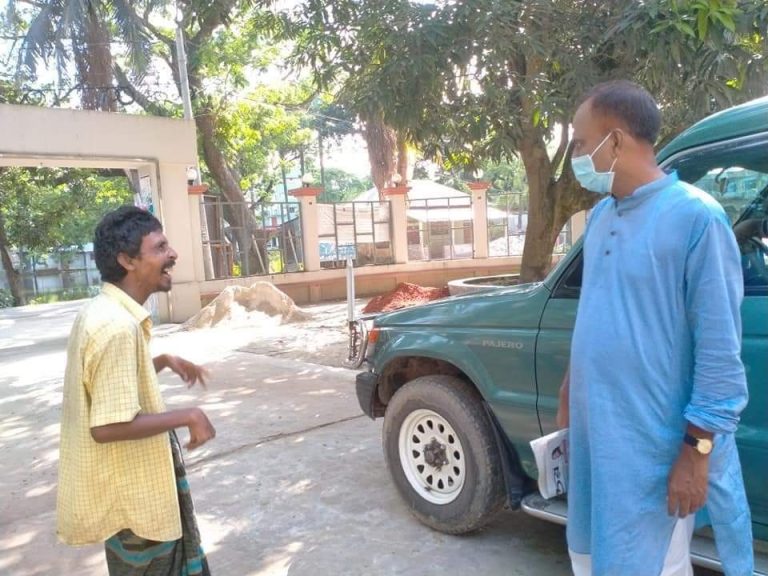 সিংড়ায় রাস্তার পাগলকে গাড়িতে বাড়ি নিয়ে খাবার খাওয়ালেন উপজেলা চেয়ারম্যান