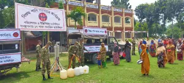 নাটোরে বন্যার্তদের মাঝে বিশুদ্ধ পানি সরবরাহ সেনাবাহিনীর