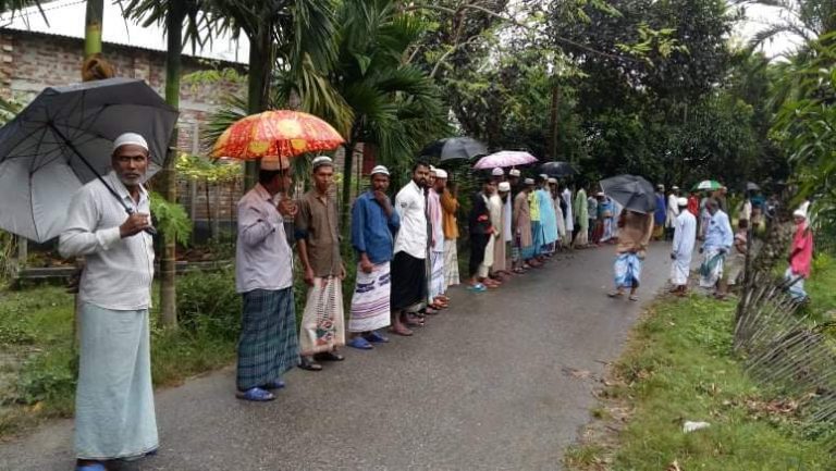 নাটোরে মিথ্যা মামলা প্রত্যাহারের দাবীতে এলাকাবাসীর মানববন্ধন