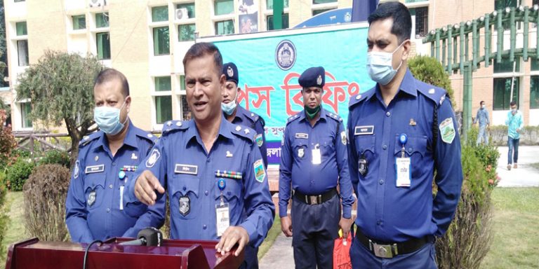 ৬ বার গাড়ীর নম্বর প্লেট পরিবর্তন করেও রেহাই পেল না ৫ ডাকাত