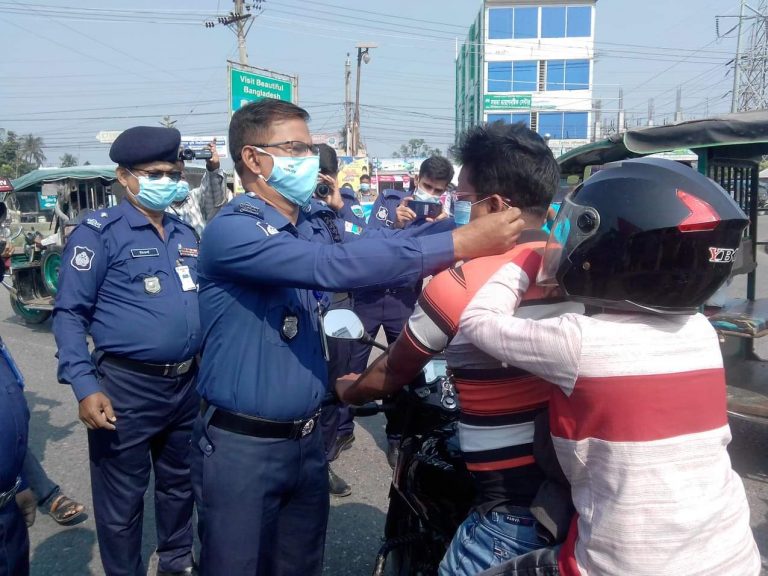 নাটোর জেলা পুলিশের নো মাস্ক নো এন্ট্রি কর্মসূচীর উদ্বোধন