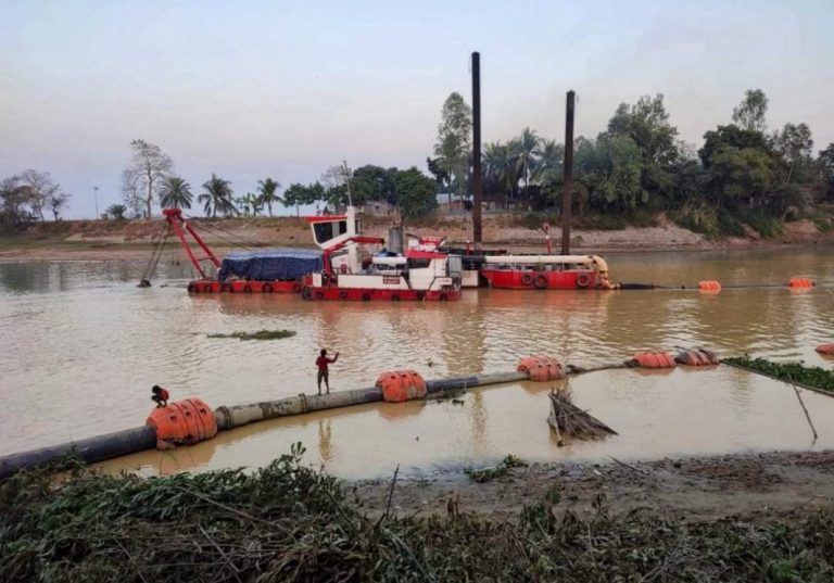 নাটোরের লালপুরে বালু মহাল দ্বন্দ্ব : আ’লীগ নেতার বাড়িতে গুলি : গৃহবধু আহত !