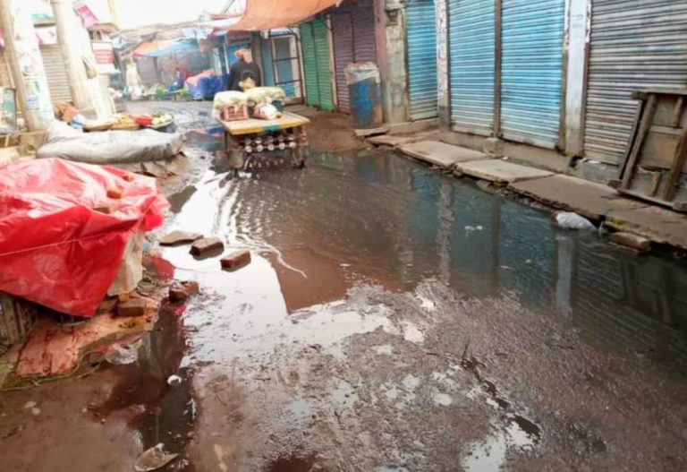 নাটোরের লালপুর বাজারে জলাবদ্ধতা : ড্রেনের নোংরা পানিতে সয়লাব রাস্তা