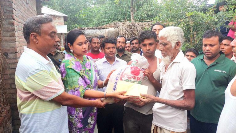 লালপুরে সড়ক দূর্ঘটনায় নিহত ও আহতের পরিবারের পাশে দাড়ালেন ইউএনও